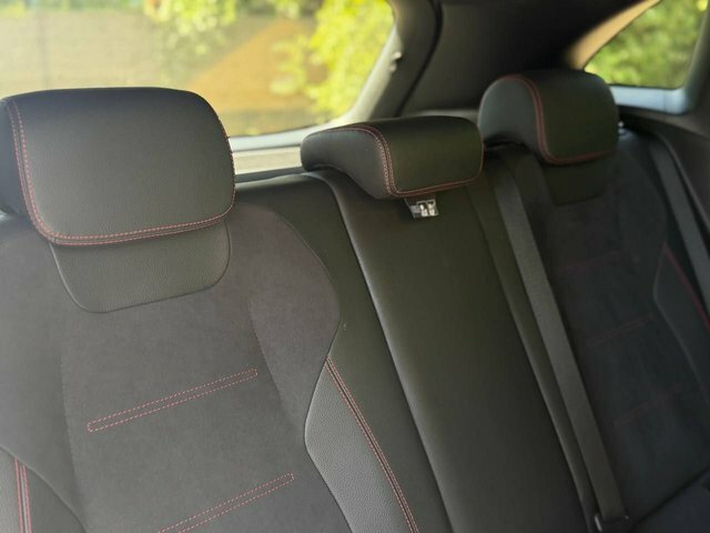 Mercedes-Benz GLA Class Gla 250E Exclusive Edition Red #18