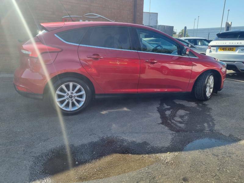 Ford Focus 1.0 Ecoboost 125 Titanium Red #4
