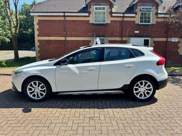 Volvo V40 Cross Country Hatchback WJ66WXN White #2