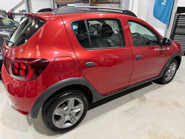 Dacia Sandero Stepway 2017 0.9 Tce Laureate Hatchback Red #3