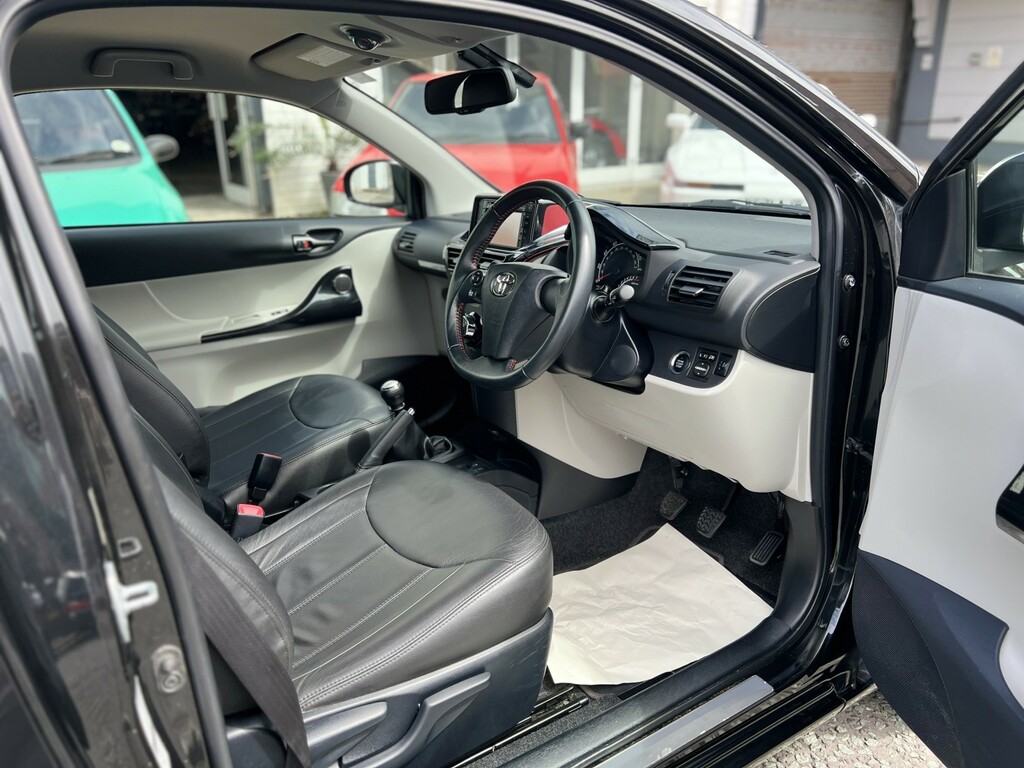 Toyota IQ 2 White #9