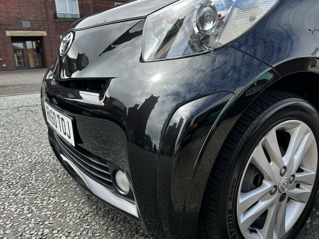 Toyota IQ 2 White #21
