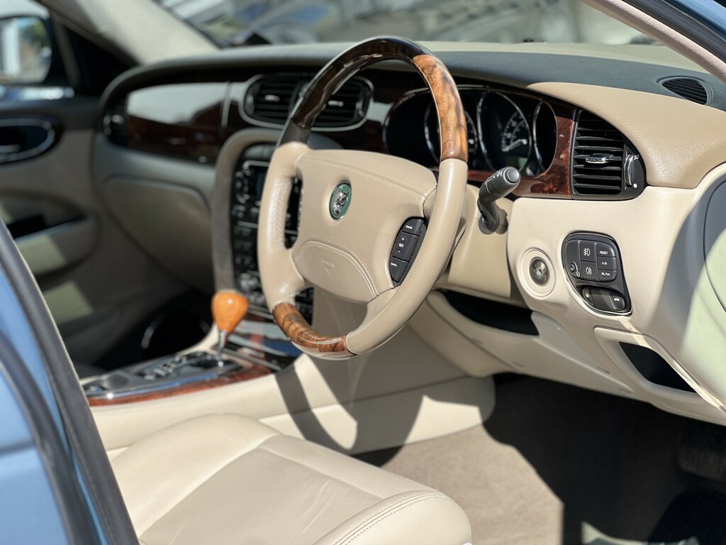 Jaguar XJ Saloon V8 R 200454 Green #19