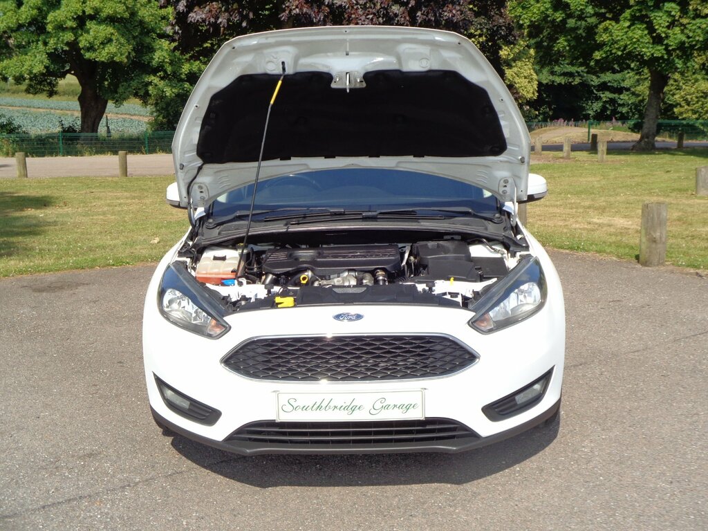 Ford Focus 1.5 Tdci 120 Zetec Navigation Estate 5-Door White #6