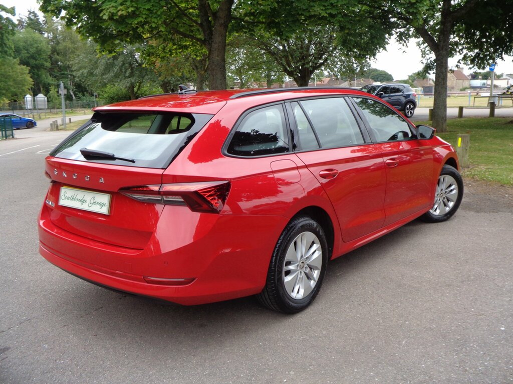 Skoda Octavia 1.5 Tsi 150 Act Se 5-Door Estate Red #6