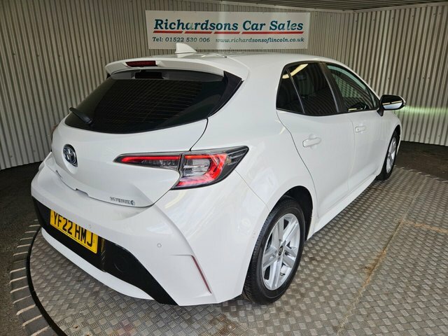 Toyota Corolla 1.8 Vvt-h Gpf Icon Tech Hatchback Hybri White #3