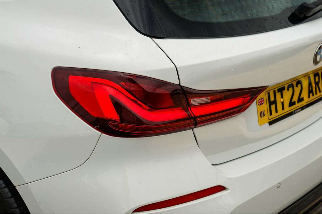 BMW 1 Series Bmw 1 Series 1.5 118I Sport Lcp Hatchback Pe HT22ARO White #4