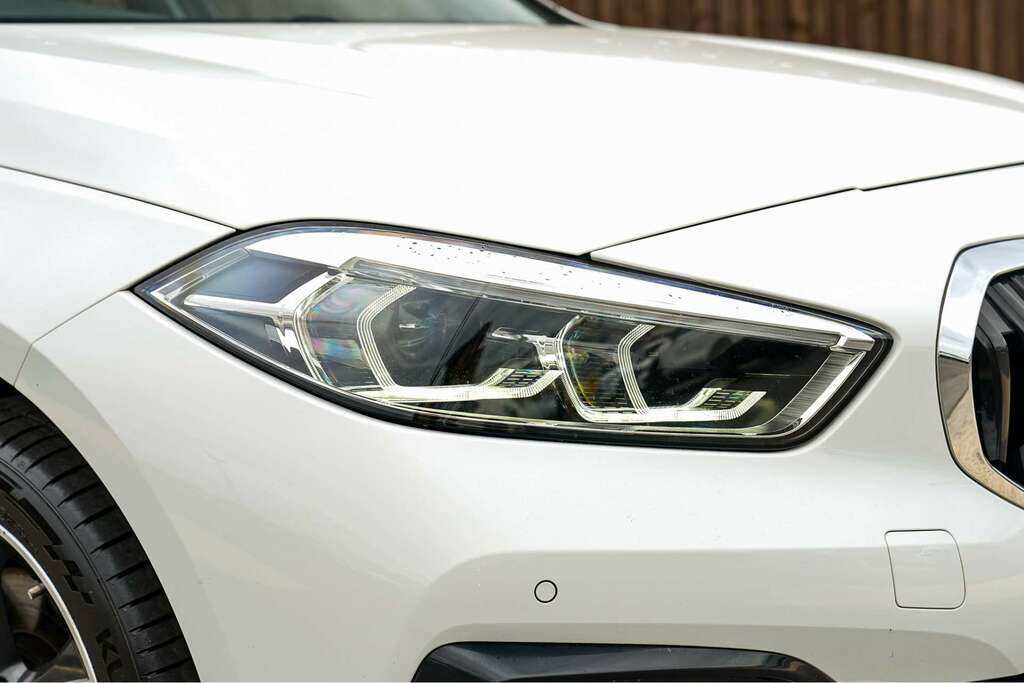 BMW 1 Series Bmw 1 Series 1.5 118I Sport Lcp Hatchback Pe HT22ARO White #3