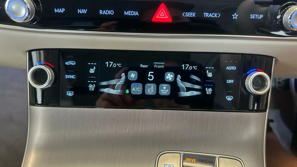 Genesis GV70 84Kwh, Dual Motor Dynamic Suv White #13