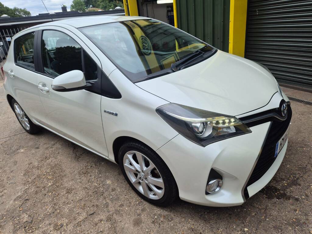 Toyota Yaris 1.5 Hybrid Excel Cvt White #3