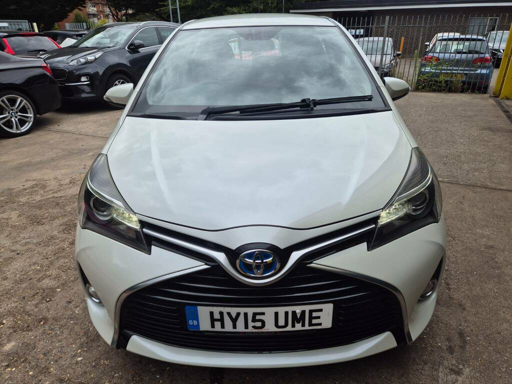 Toyota Yaris 1.5 Hybrid Excel Cvt White #2