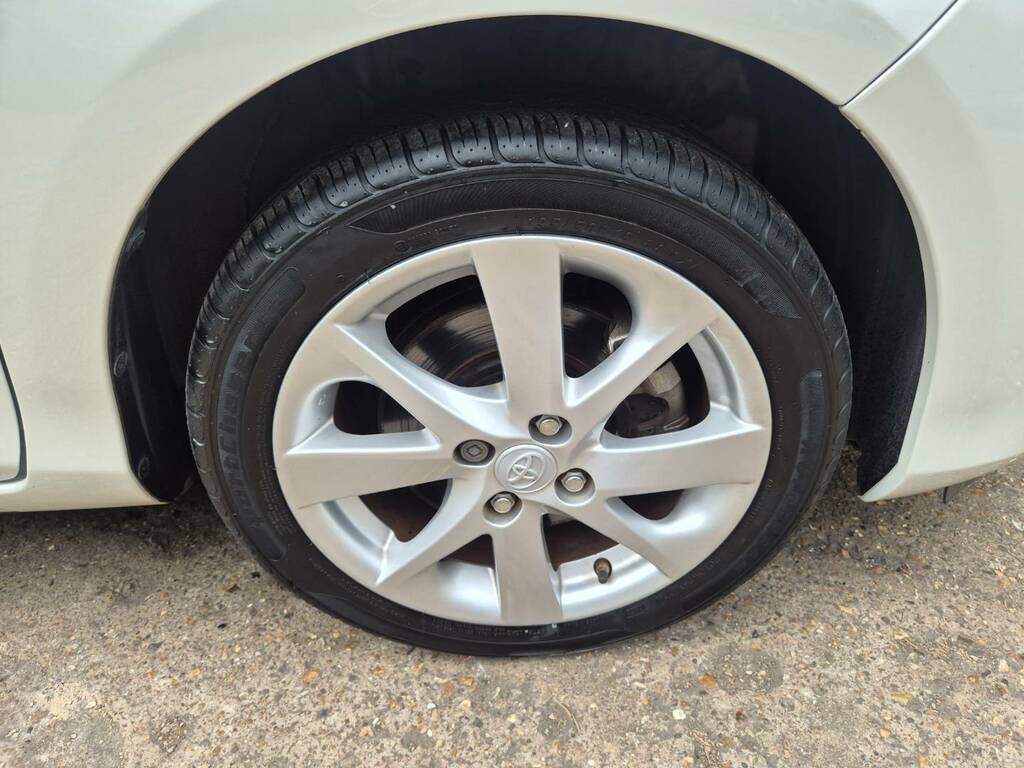 Toyota Yaris 1.5 Hybrid Excel Cvt White #5