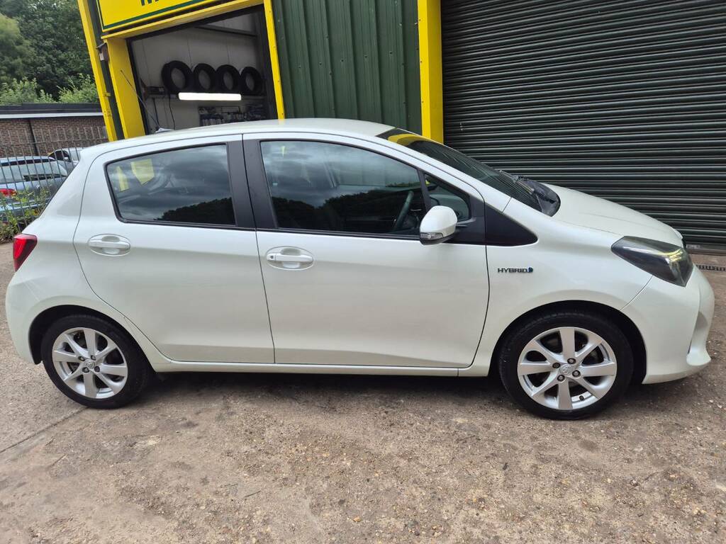 Toyota Yaris 1.5 Hybrid Excel Cvt White #4