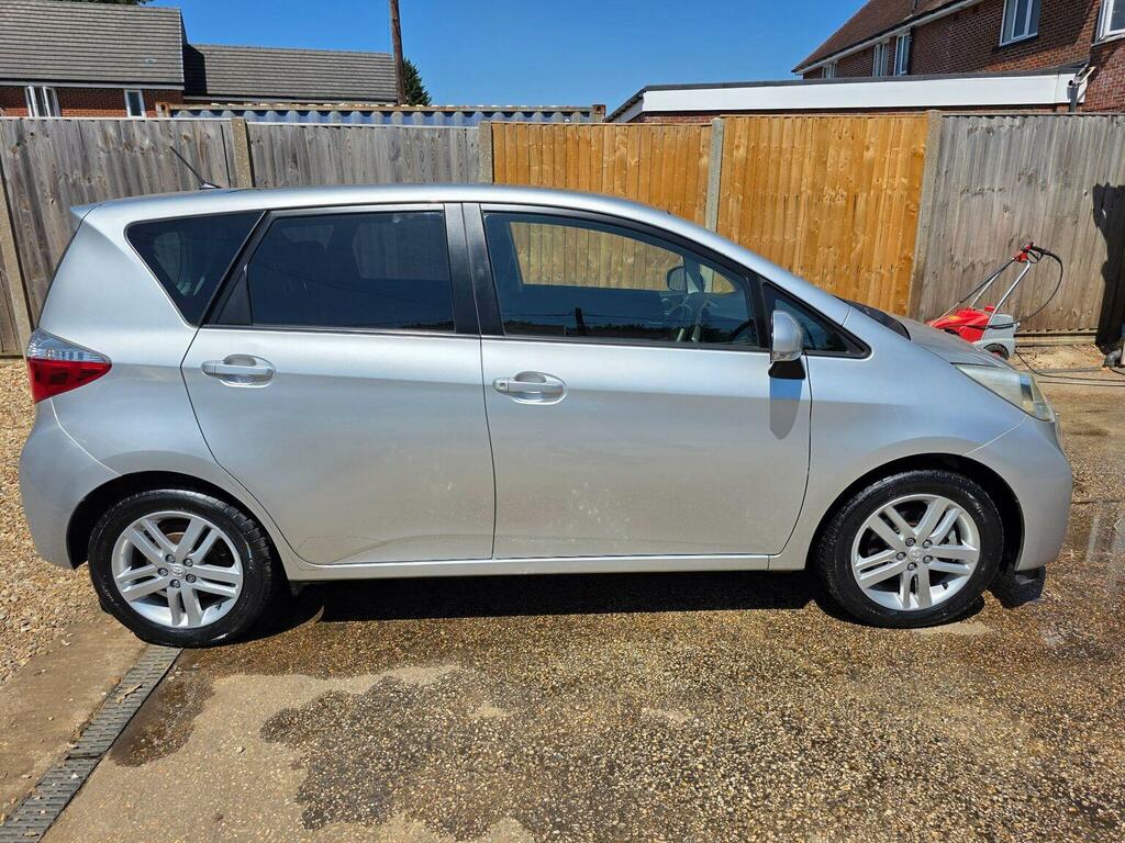 Toyota Verso-S Mpv 1.33 Dual Vvt-i T Spirit Euro 5 201313 Silver #2
