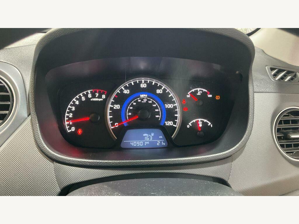 Hyundai I10 1.2 Se Only 30 Road Tax Very Low Insu White #11
