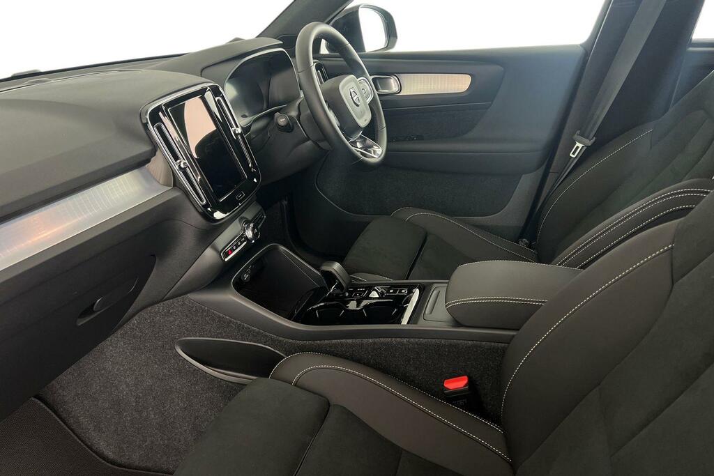 Volvo XC40 B3 Black Edition Plus, Mild Hybrid, Black #2