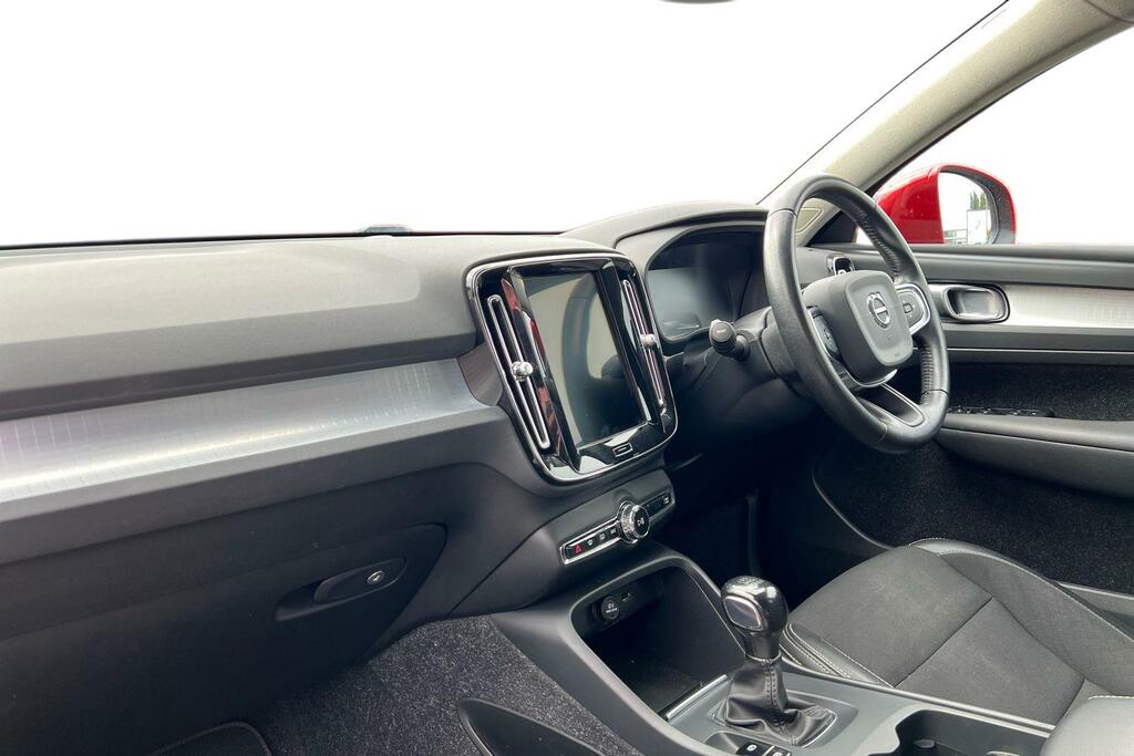 Volvo XC40 T3 Momentum Red #2