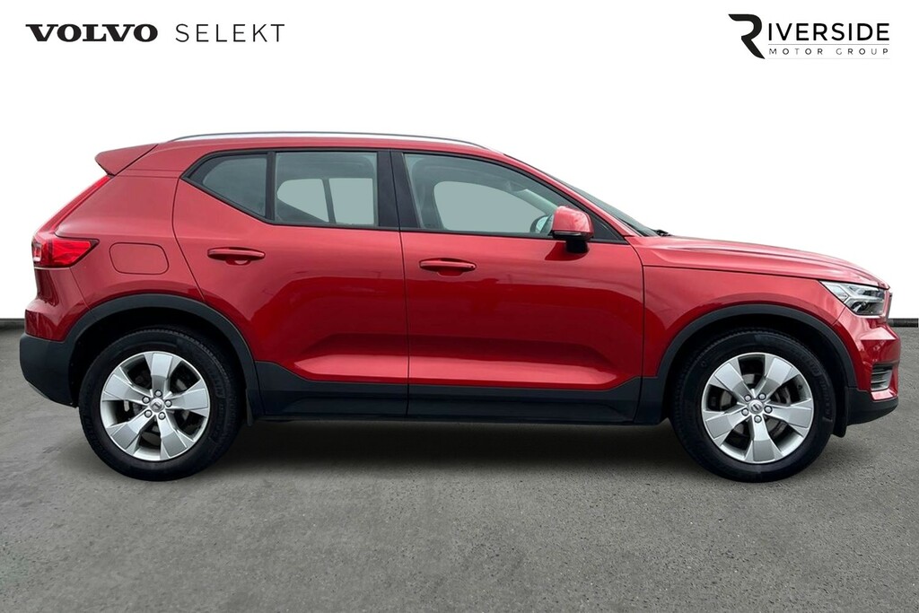 Volvo XC40 T3 Momentum Red #4