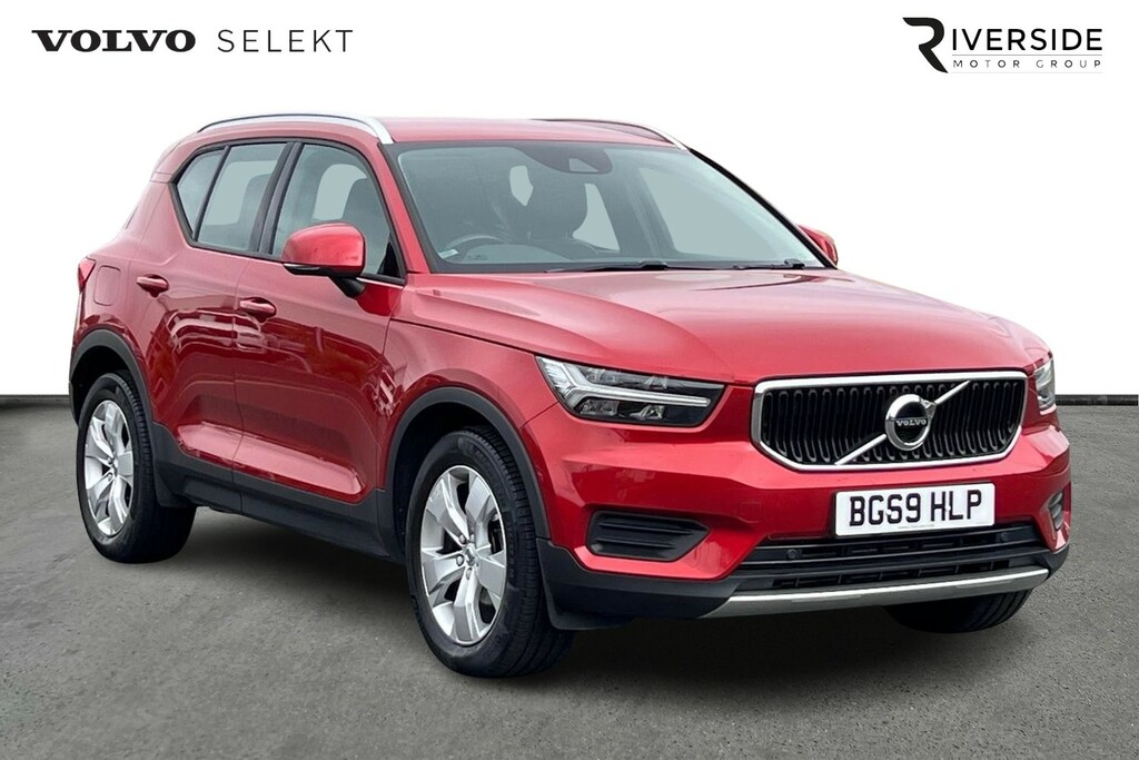 Volvo XC40 T3 Momentum Red