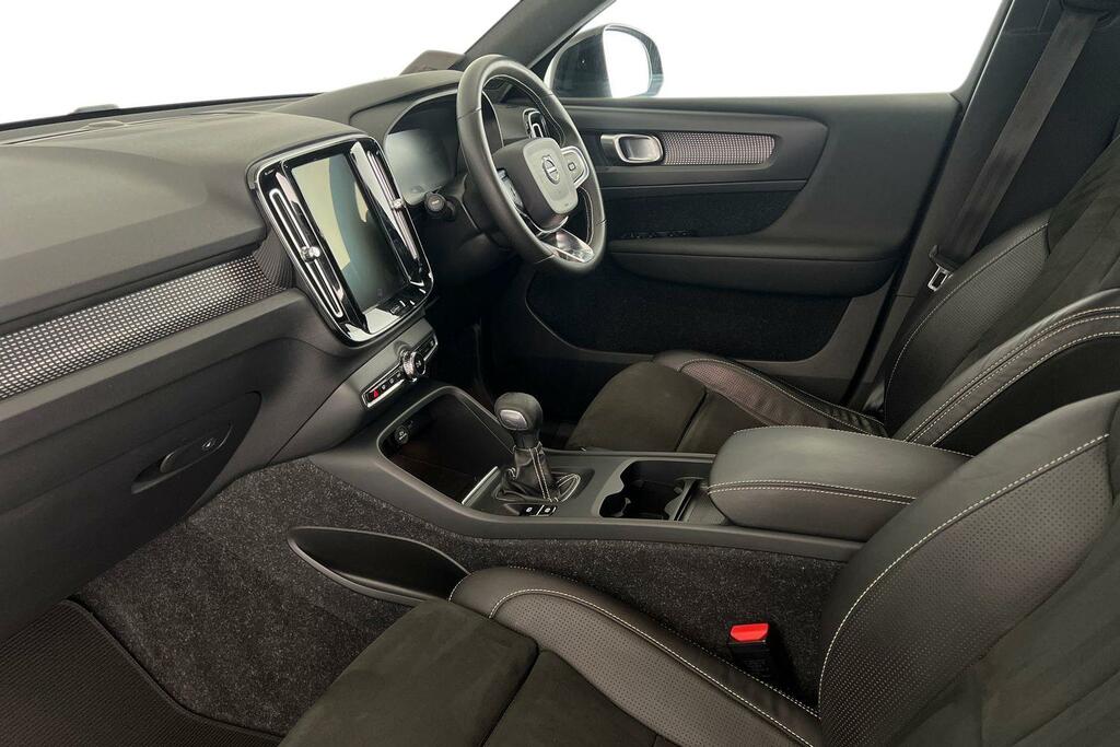 Volvo XC40 T3 R-design Black #2