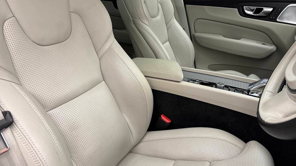 Volvo XC60 Plus Black Edition Black #21