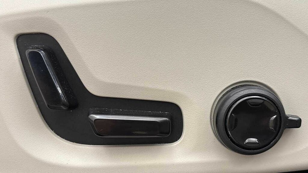 Volvo XC60 Plus Black Edition Black #20
