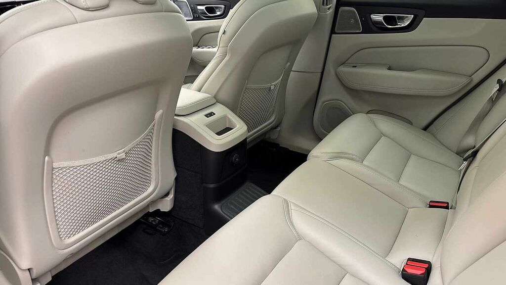 Volvo XC60 Plus Black Edition Black #12