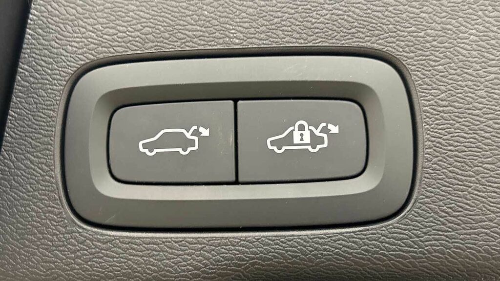 Volvo XC60 Plus Black Edition Black #14