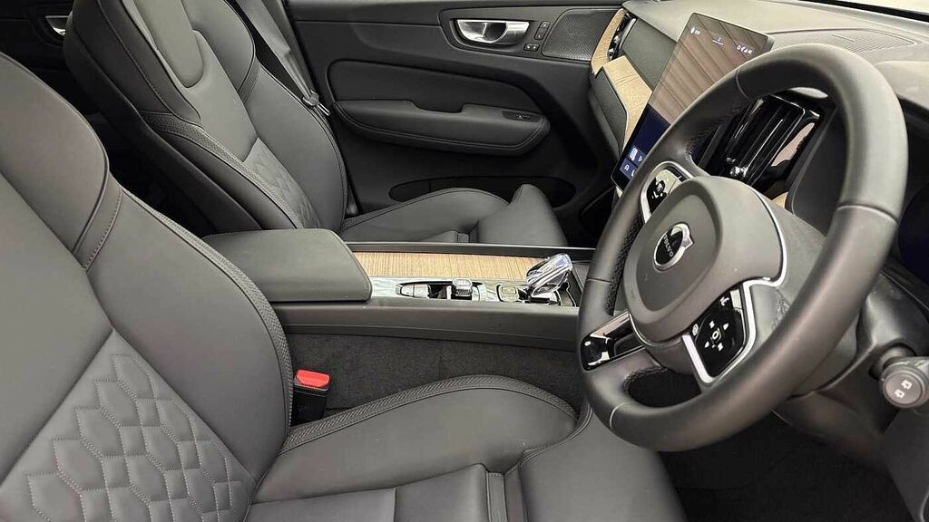 Volvo XC60 Plus Black Edition Black #20