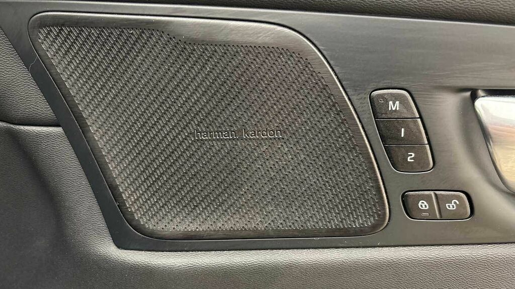 Volvo XC60 Plus Black Edition Black #19