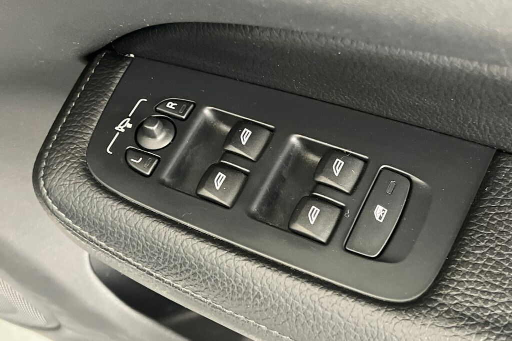 Volvo V60 D3 Momentum Plus Black #28