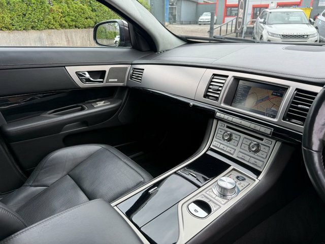 Jaguar XF V6 Luxury Red #25