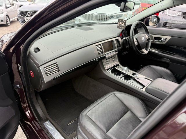 Jaguar XF V6 Luxury Red #26