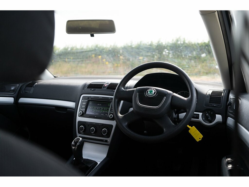 Skoda Octavia Estate White #26
