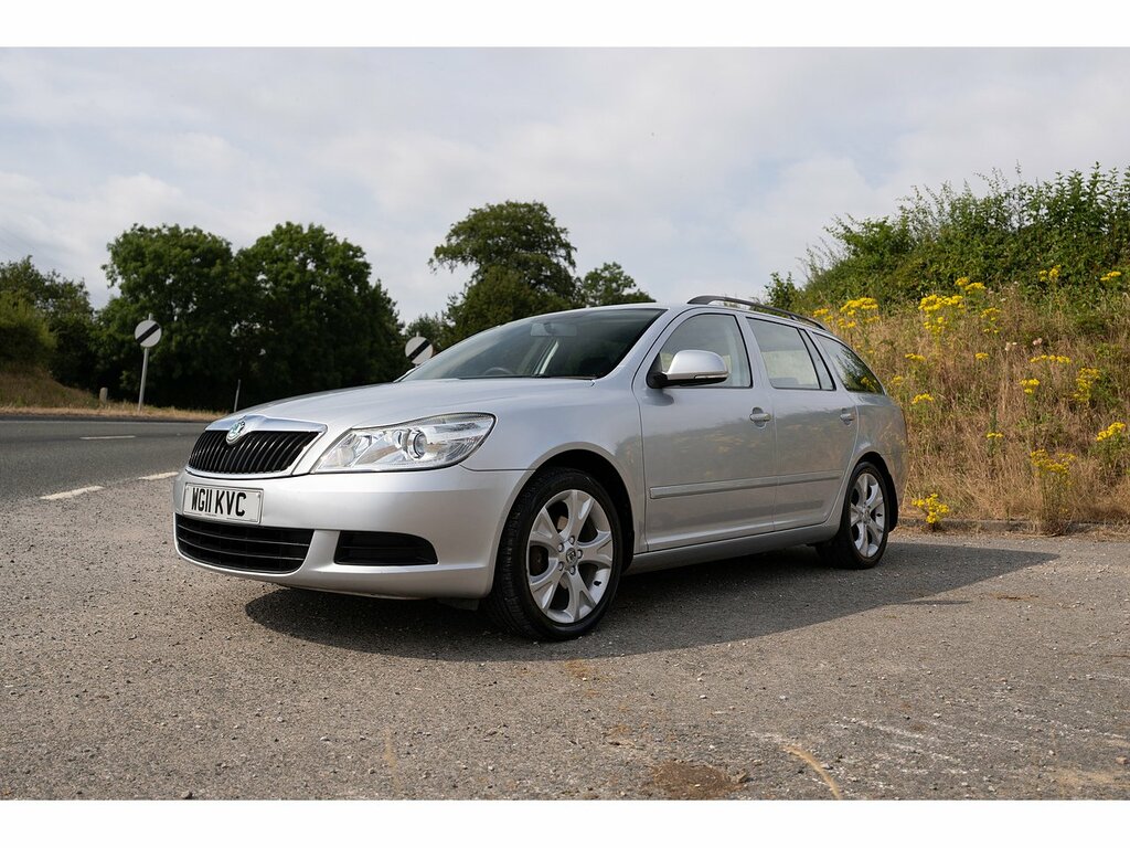 Skoda Octavia Estate White #34