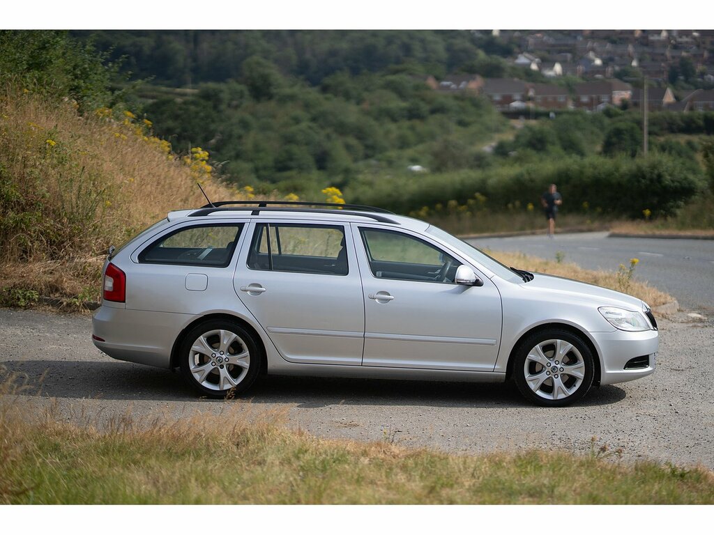 Skoda Octavia Estate White #9