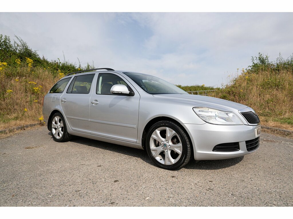 Skoda Octavia Estate White #33