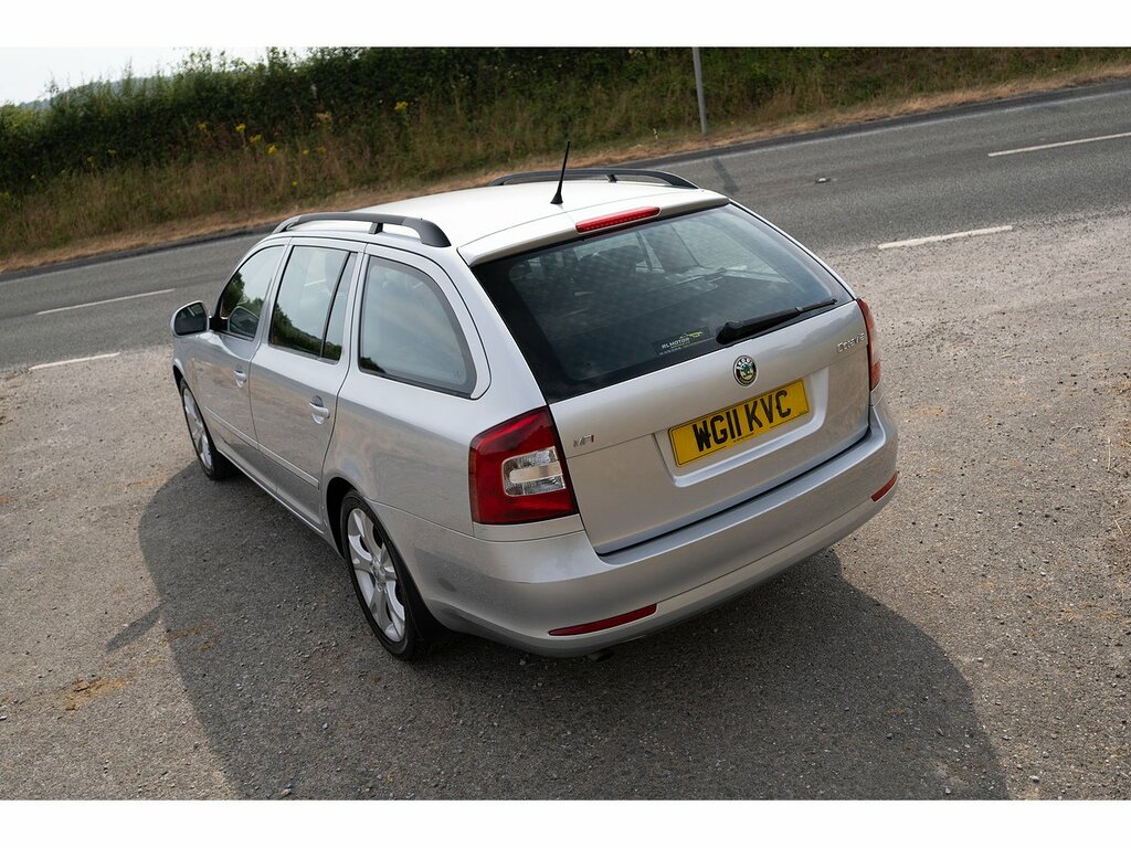 Skoda Octavia Estate White #40