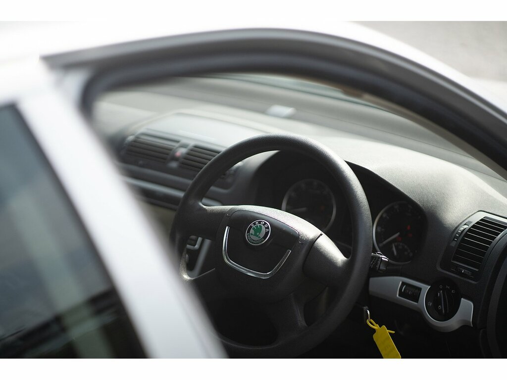 Skoda Octavia Estate White #12