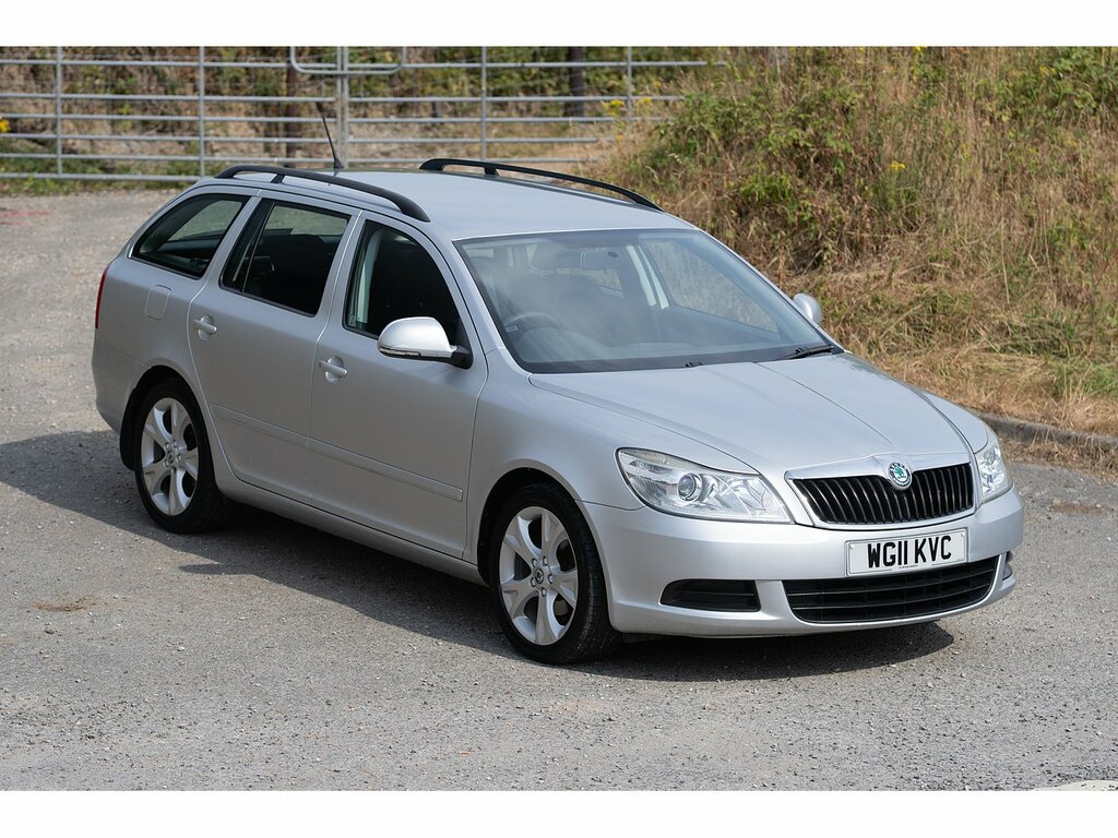Skoda Octavia Estate White #7
