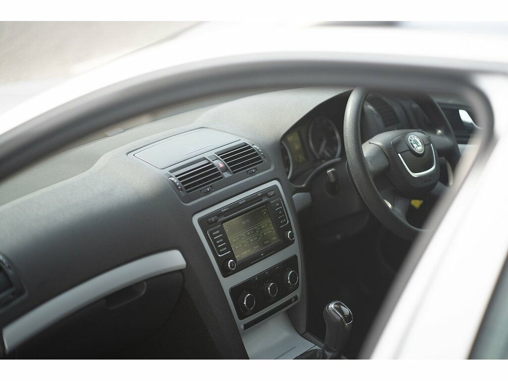 Skoda Octavia Estate White #13