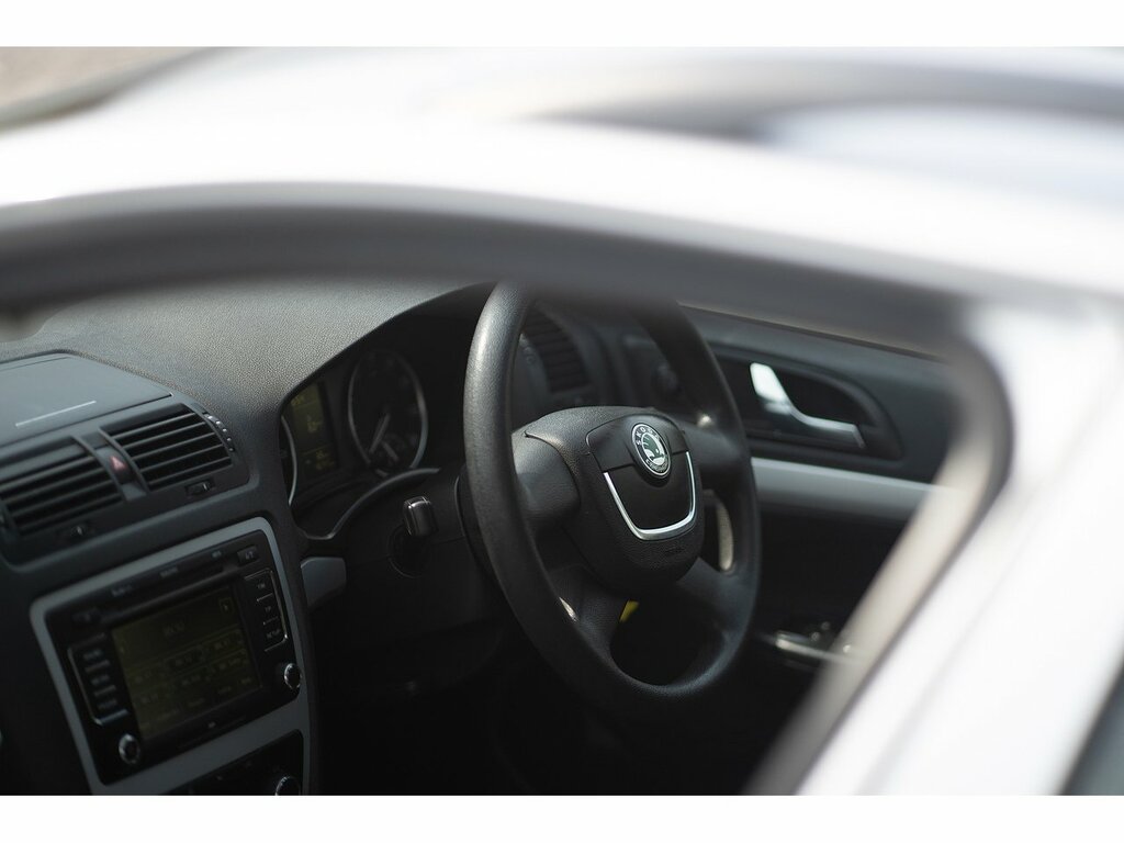 Skoda Octavia Estate White #14