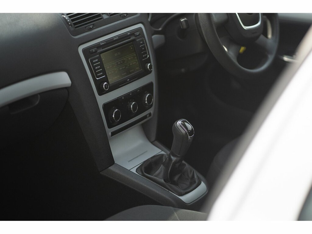 Skoda Octavia Estate White #15