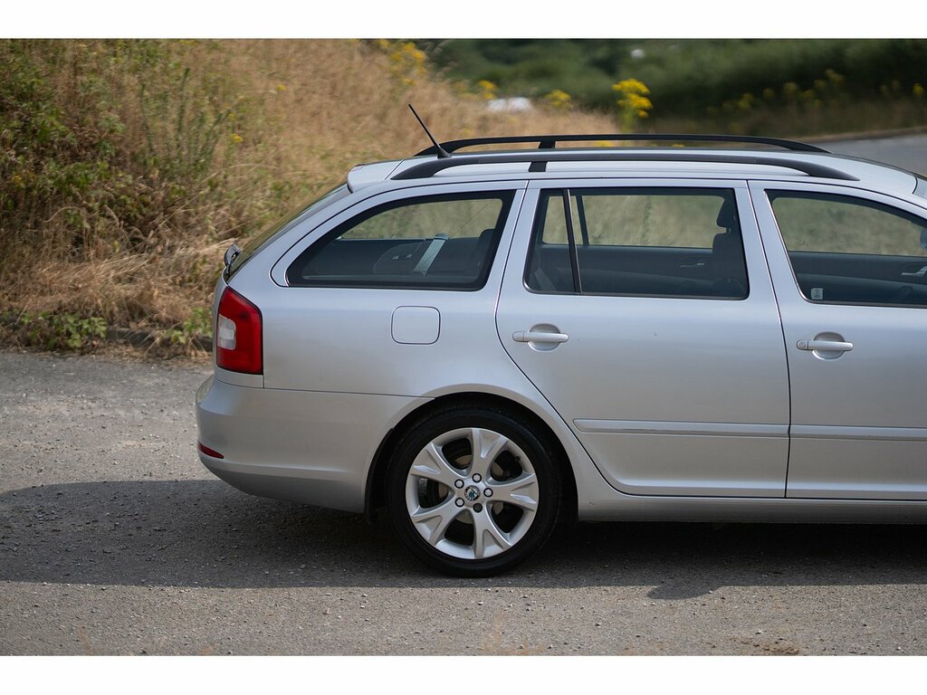 Skoda Octavia Estate White #10