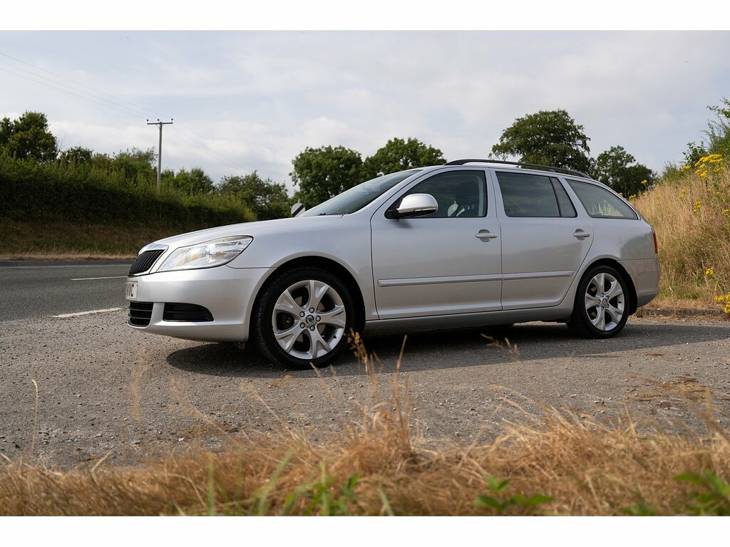 Skoda Octavia Estate White #35