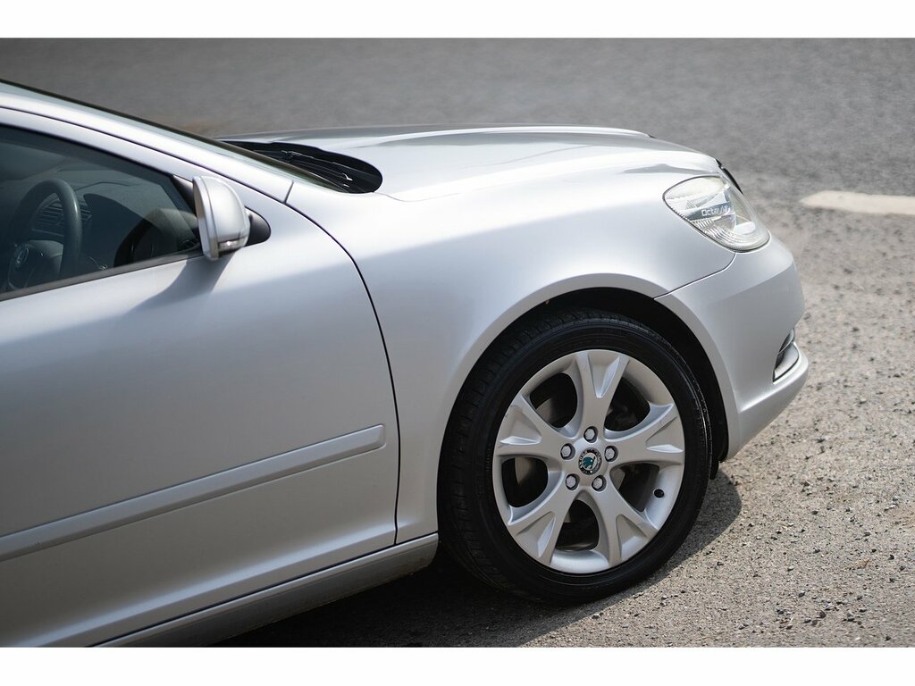 Skoda Octavia Estate White #11