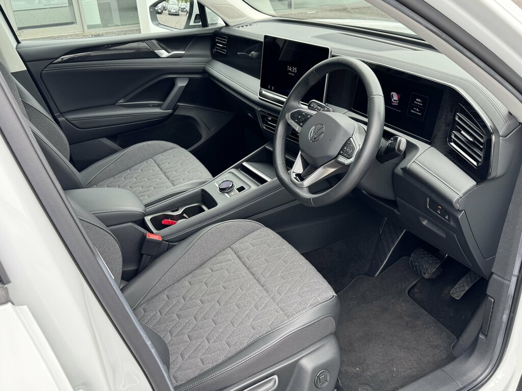 Volkswagen Tiguan 2024 Volkswagen Tiguan Life 1.5 Etsi 150Ps Dsg White #3