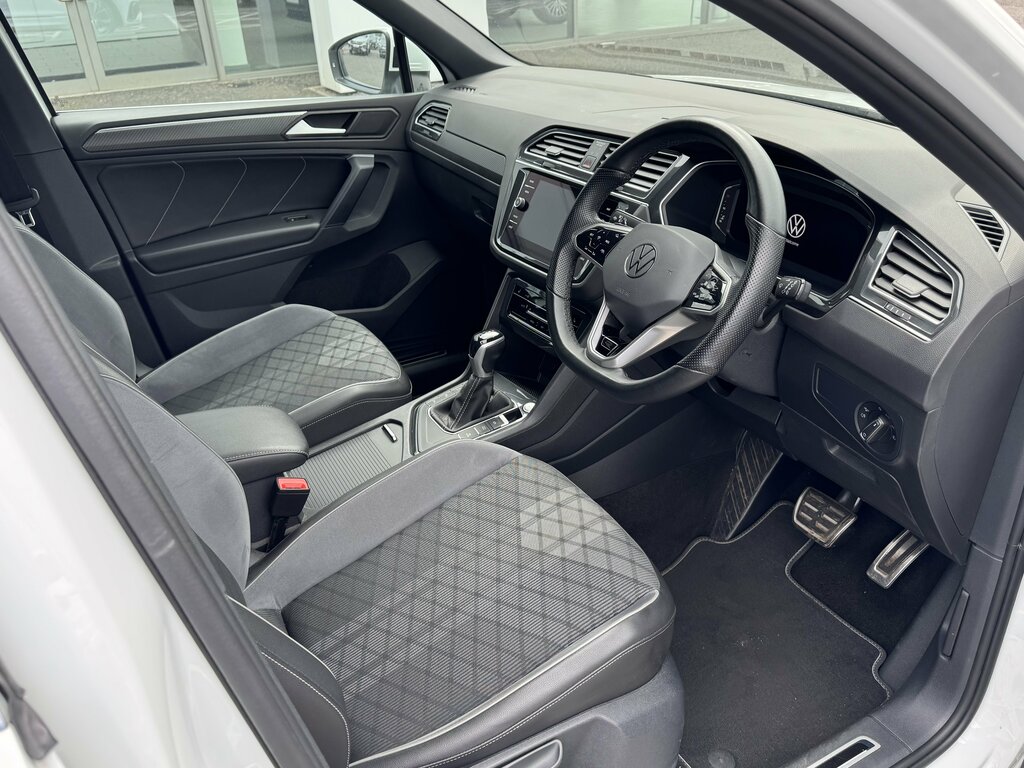 Volkswagen Tiguan 2023 Volkswagen Tiguan R-line 1.5 Tsi 150Ps Dsg MJ23TMY White #3