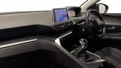 Peugeot 3008 1.5 Bluehdi Allure Red #6