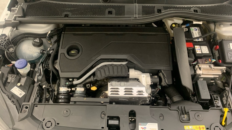Peugeot 208 1.2 Hybrid 136 Gt E-dsc6 Yellow #23